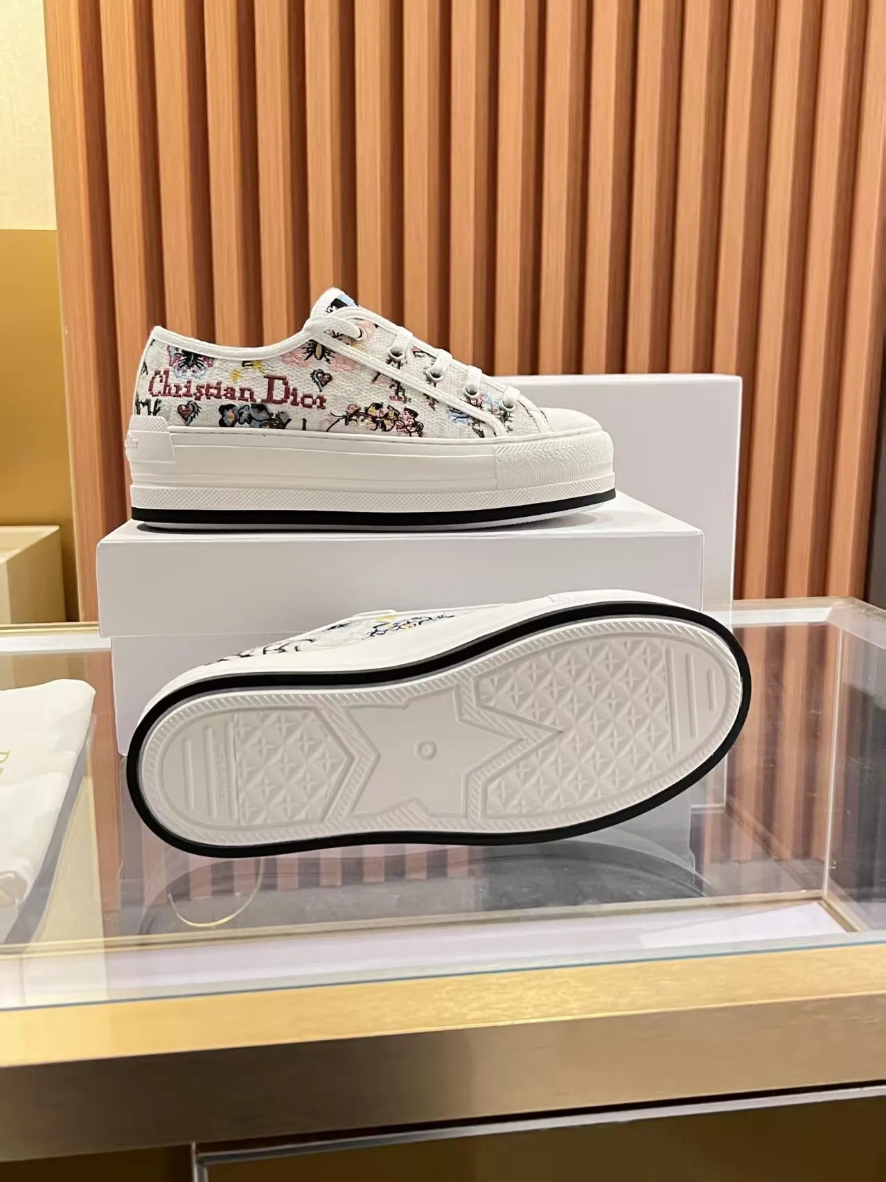 👟👟Ex-factory price 520👟👟 Walk‘n’Dior embroidered mid-top casual shoes are new in 2025. On the fashion stage, Dior embroidered shoes are the well-deserved protagonist. Delicate stitching is used on the upper, every stitch is devoted to the craftsman's efforts, and every thread is woven with artistic poetry. From complex floral patterns to smart geometric textures, embroidery is like the magic that gives shoes life, allowing them to show dynamic beauty even in static conditions.   Wearing Dior embroidered shoes feels like stepping into a dream world full of art. It is not only a pair of shoes, but also a walking piece of art that perfectly integrates fashion and culture. Whether you are strolling on the bustling city streets or attending important social occasions, Dior embroidered shoes can add unique charm to your style and become the focus of everyone's attention.   Choosing Dior embroidered shoes means choosing a persistent pursuit of quality and a unique understanding of fashion. Let it accompany you through every wonderful moment and leave your own fashion mark.  Material: Sheepskin lining, feet, silk cowhide, size 35-41, heel height 5cm